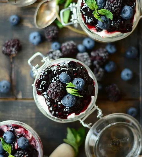Cheesecake cu fructe de padure fara coacere … la borcan