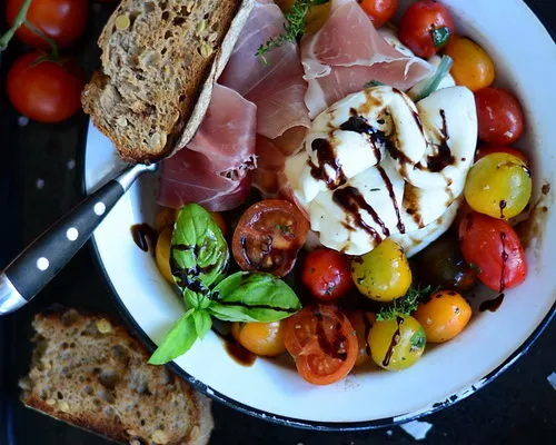 Salata dvs. preferata… cu rosii si burrata si bonus o minune de pizza