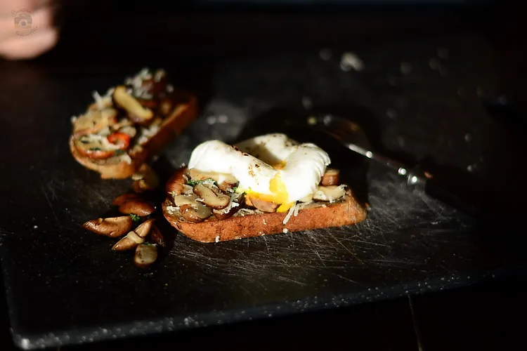 Mic dejun rapid si delicios - paine prajita cu ciuperci Shiitake si oua posate / oua romanesti 