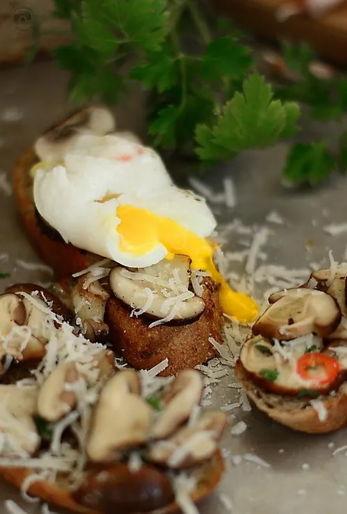 Mic dejun rapid si delicios - paine prajita cu ciuperci Shiitake si oua posate / oua romanesti 