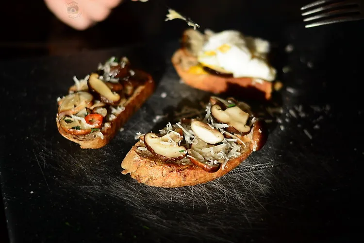 Mic dejun rapid si delicios - paine prajita cu ciuperci Shiitake si oua posate / oua romanesti 