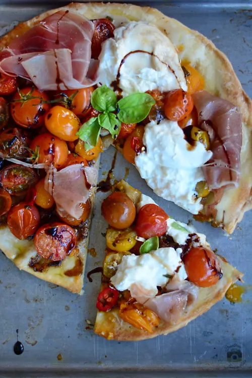 pizza cu rosii si burrata