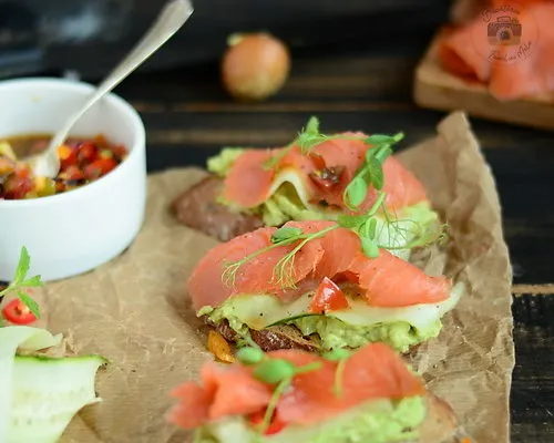 crema de avocado, somon afumat si dressing de rosii