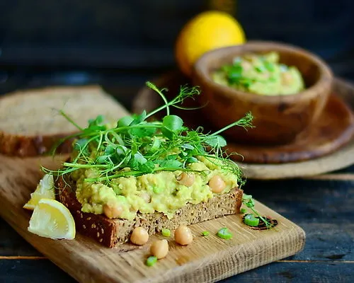 Sandwich cu pasta de năut, avocado și lăstari de mazăre