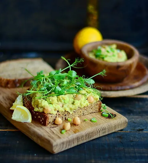 Sandwich cu pasta de năut, avocado și lăstari de mazăre