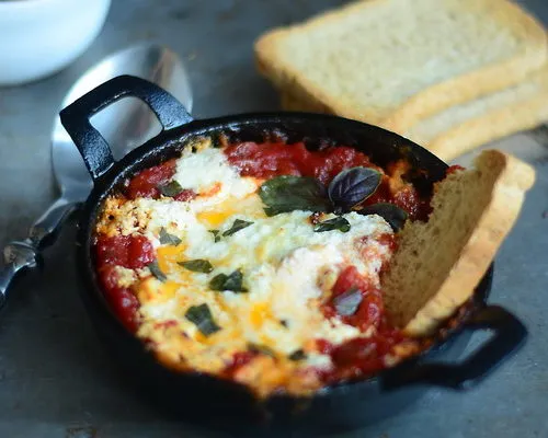 Brânză de capră în sos marinara, la cuptor