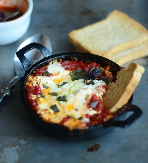 Brânză de capră în sos marinara, la cuptor