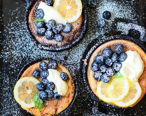 mini clatite olandeze cu afine si crema de mascarpone
