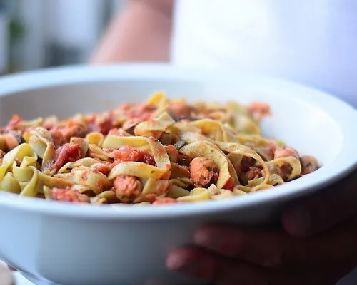Tagliatelle cu midii, in sos de rosii picant
