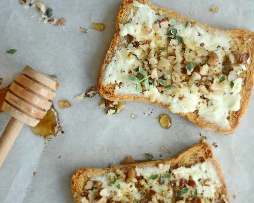 Toast cu branza de capra, nuci, cimbru si miere