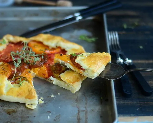 Galette cu branza de capra, ceapa caramelizata si rosii multe si colorate