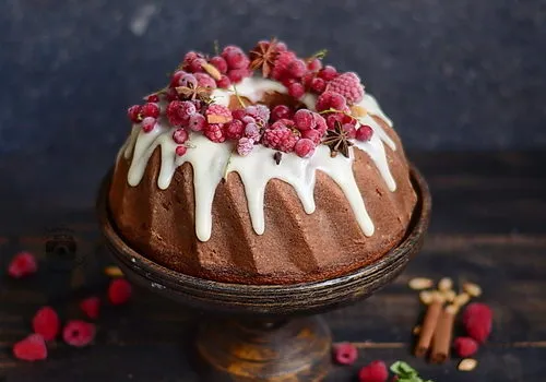 Prăjitură cu dovleac copt şi mascarpone, glazură de frişcă şi fructe roşii de pădure