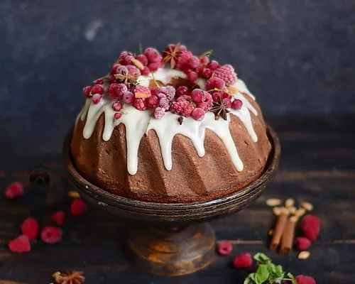 Prăjitură cu dovleac copt şi mascarpone, glazură de frişcă şi fructe roşii de pădure