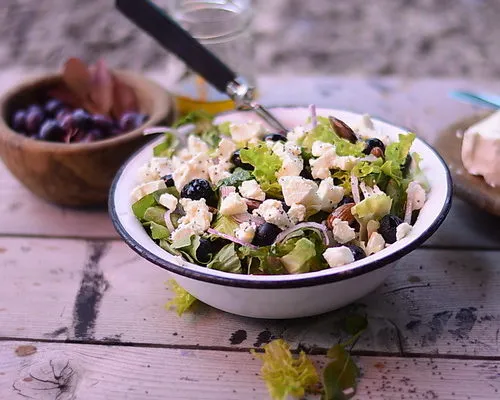Salată cu afine, brânză feta și semințe de mac