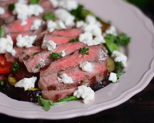 Steak cu vinete, rosii, branza si ierburi aromate