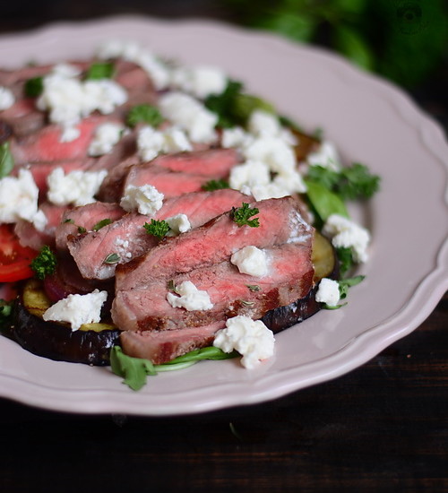 Steak cu vinete, rosii, branza si ierburi aromate