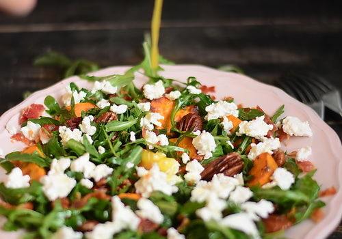 Salata de cartofi dulci copti, branza feta, nuci pecan şi rucola