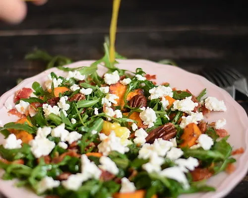 Salata de cartofi dulci copti, branza feta, nuci pecan şi rucola