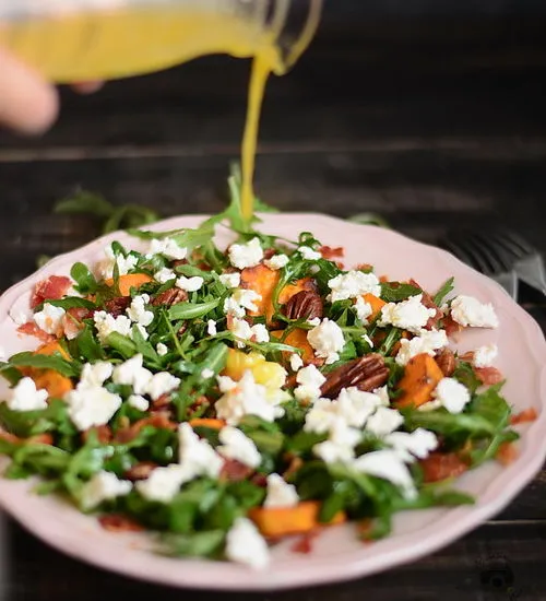 Salata de cartofi dulci copti, branza feta, nuci pecan şi rucola