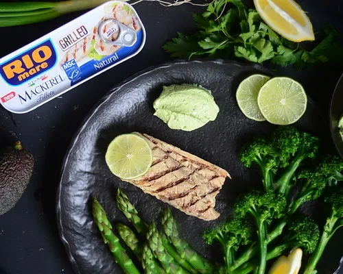 RIO mare file de macrou la gratar cu sos verde, sparanghel si broccolini