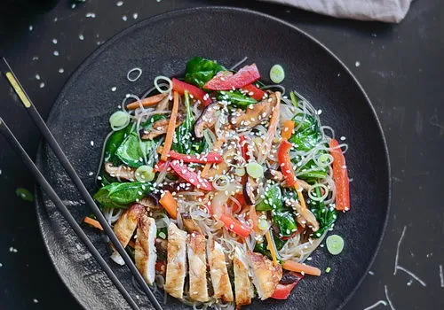 Japchae ( korean glass noodles) – Tăiței de celofan cu legume