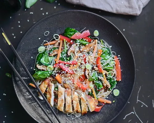 Japchae ( korean glass noodles) – Tăiței de celofan cu legume