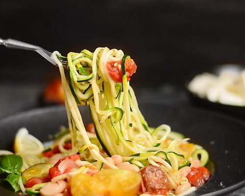 Zucchini spaghetti cu feta si rosii