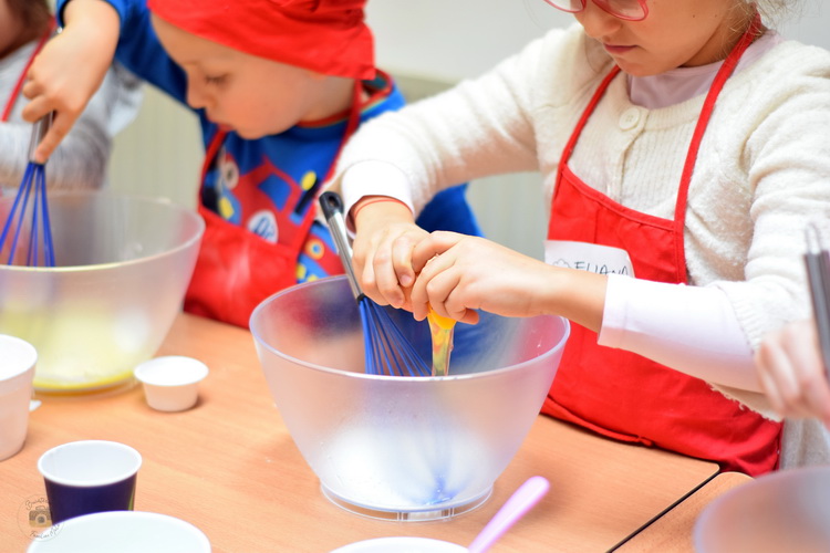 atelier de gatit pentru copii - carrot cake- prajitura cu morcovi- alex juncu- bucataria familiei mele