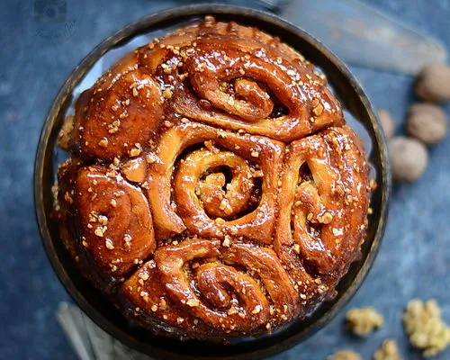 Cozonac pufos cu nucă și caramel