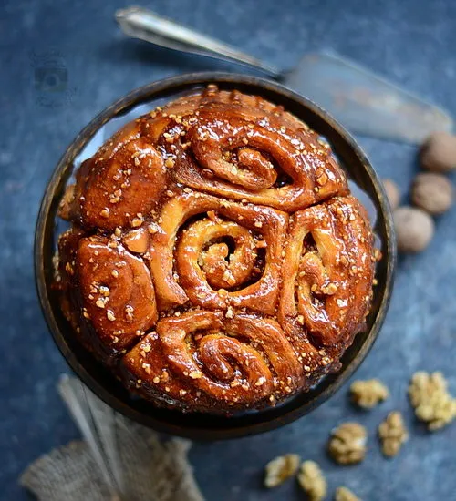 Cozonac pufos cu nucă și caramel