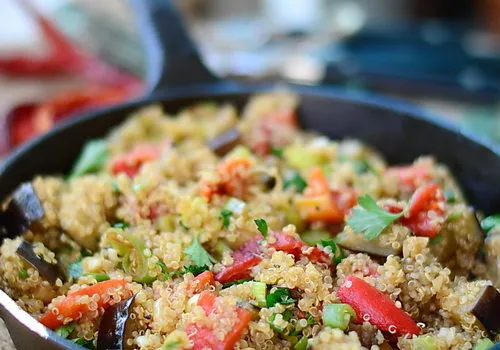 Quinoa cu vinete și ardei copt