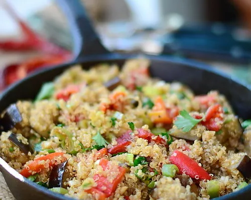 Quinoa cu vinete și ardei copt