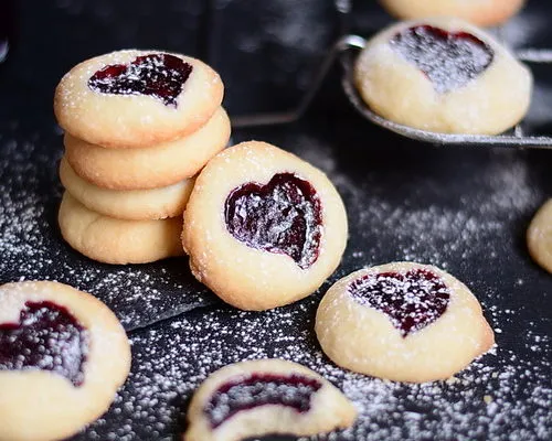 Atelier de gătit pentru copii – biscuiți cu gem de Mărțișor