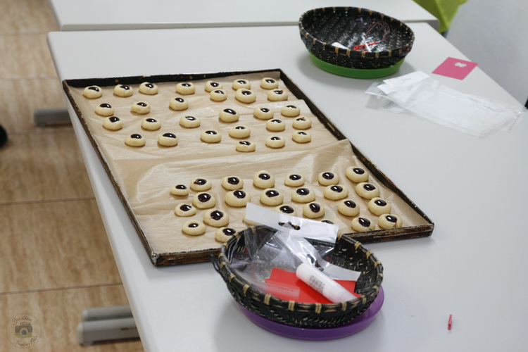 Atelier de gătit pentru copii - biscuiți cu gem de Mărțișor- Shortbread Jam Thumbprint Cookies - Bucataria familiei mele