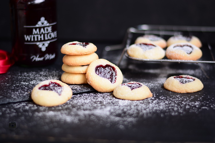 Biscuiți cu gem – Shortbread Jam Thumbprint Cookies- Bucataria familiei mele