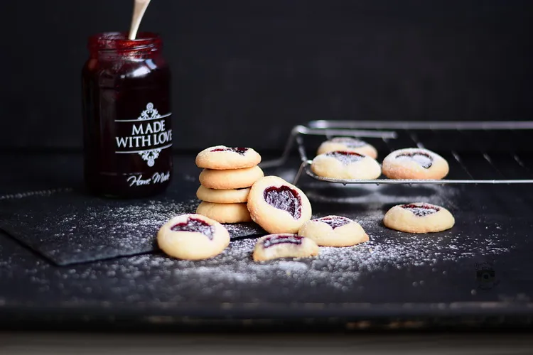 Biscuiți cu gem – Shortbread Jam Thumbprint Cookies- Bucataria familiei mele