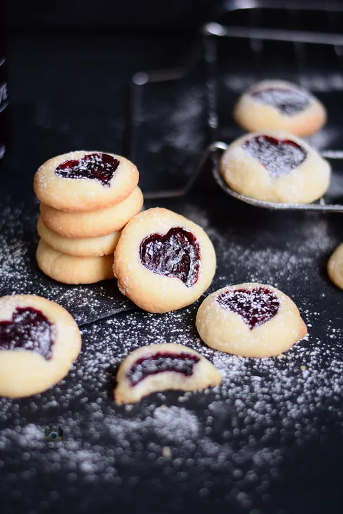 Biscuiți cu gem – Shortbread Jam Thumbprint Cookies- Bucataria familiei mele