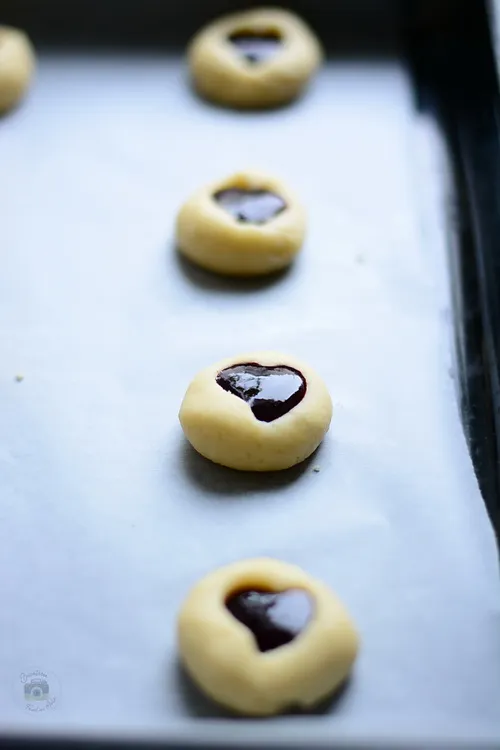 Biscuiți cu gem – Shortbread Jam Thumbprint Cookies- Bucataria familiei mele