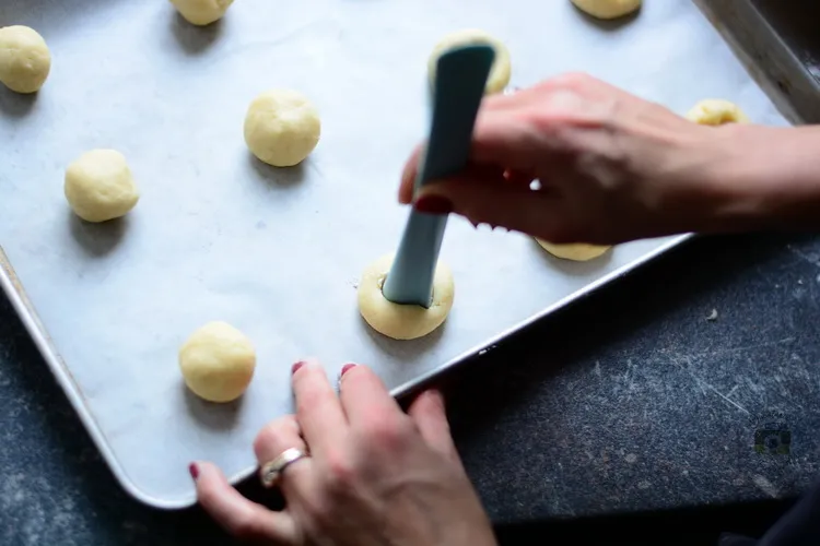 Biscuiți cu gem – Shortbread Jam Thumbprint Cookies- Bucataria familiei mele