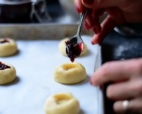 Biscuiți cu gem – Shortbread Jam Thumbprint Cookies