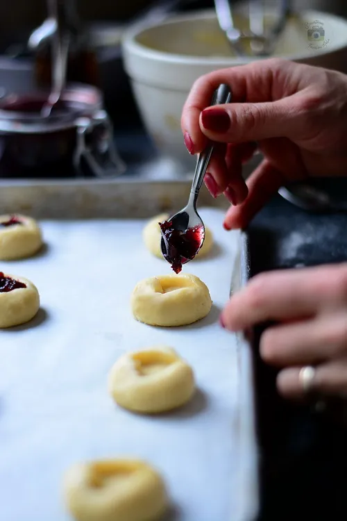 Biscuiți cu gem – Shortbread Jam Thumbprint Cookies- Bucataria familiei mele