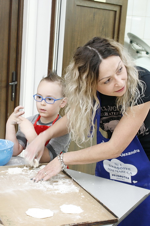 Atelier de gatit pentru copii - Mini pizza - Bucataria familiei mele -alexjuncu
