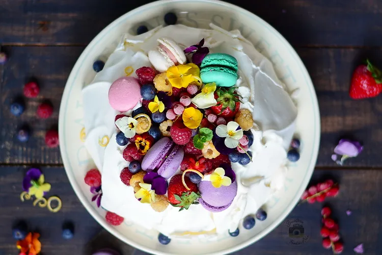 Pavlova cu crema de mascarpone si fructe -Bucataria familiei mele - Alex Juncu