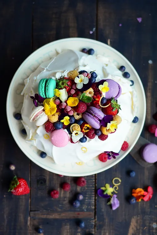 Pavlova cu crema de mascarpone si fructe -Bucataria familiei mele - Alex Juncu