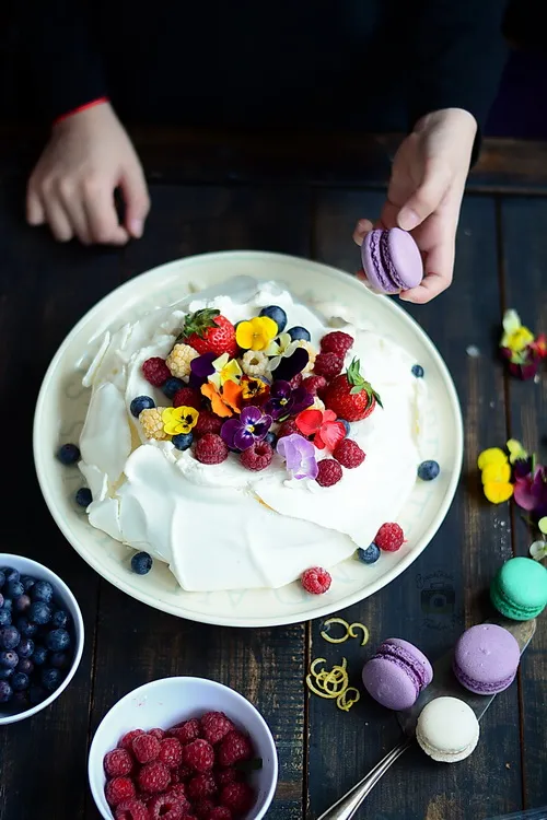 Pavlova cu crema de mascarpone si fructe -Bucataria familiei mele - Alex Juncu