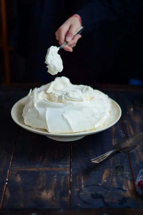 Pavlova cu crema de mascarpone si fructe -Bucataria familiei mele - Alex Juncu