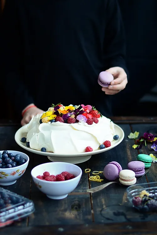 Pavlova cu crema de mascarpone si fructe -Bucataria familiei mele - Alex Juncu
