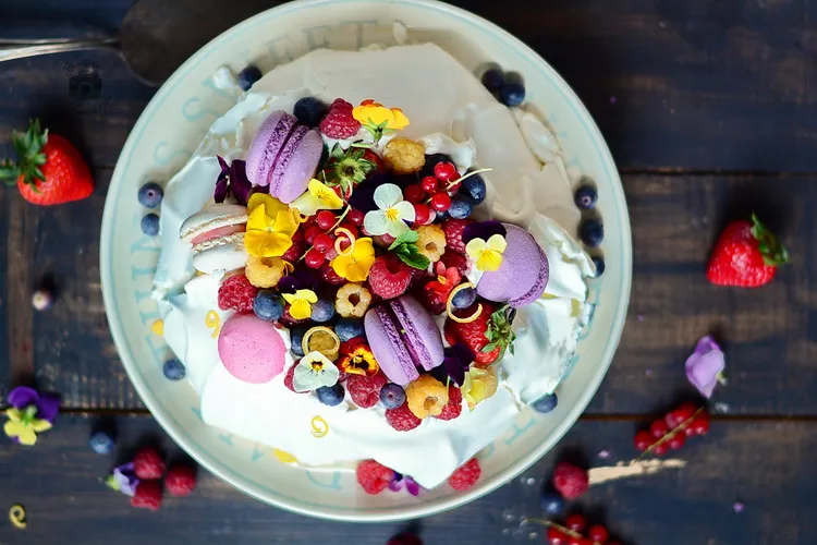 Pavlova cu crema de mascarpone si fructe -Bucataria familiei mele - Alex Juncu