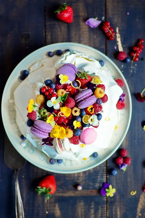 Pavlova cu crema de mascarpone si fructe -Bucataria familiei mele - Alex Juncu