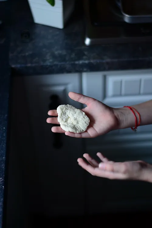Mini Pizza rapida cu blat cu iaurt - Bucataria familiei mele